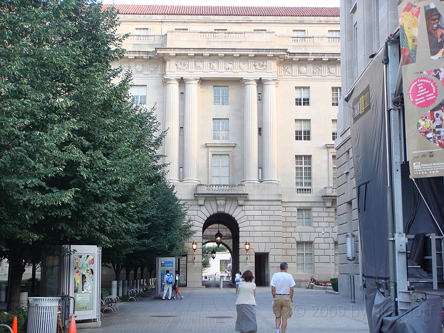 Washington DC [2009 July 03] 166.JPG - Scenes from The Ronald Reagan Building & International Trade Center and Woodrow Wilson Plaza